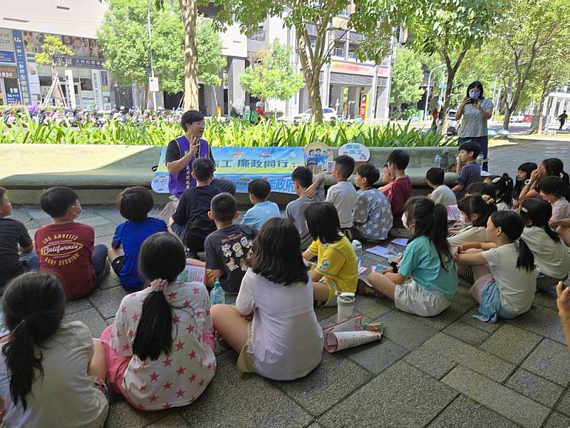 竹市府政風處結合消防局「消防護照認證活動」，透過廉政桌遊讓誠信教育向下扎根。