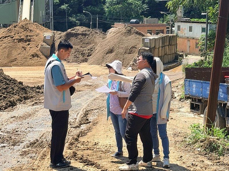 稽查人員現場確認污染防制設施。