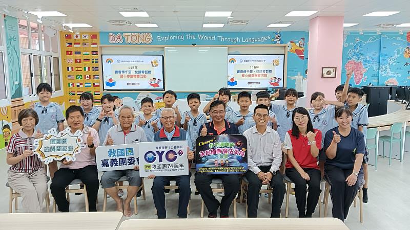 與大同國小吳順發校長及教師學生合影。