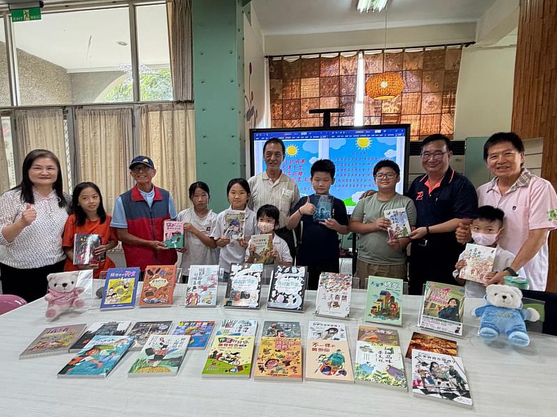 與內埔國小吳沛珊校長及學生合影。