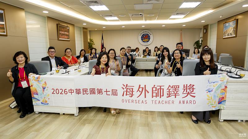 僑務委員會委員長徐佳青(中)、海華文教基金會董事長郭修敏(中左)、副董事長黎淑瑛(中右)與13位海外師鐸獎獲獎教師合影。
