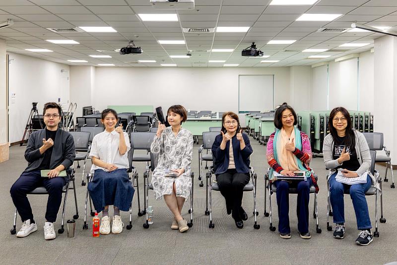 音樂治療師、長榮交響樂團團員、日照中心工作夥伴共同參與工作坊，透過跨領域交流探索音樂的社會價值。