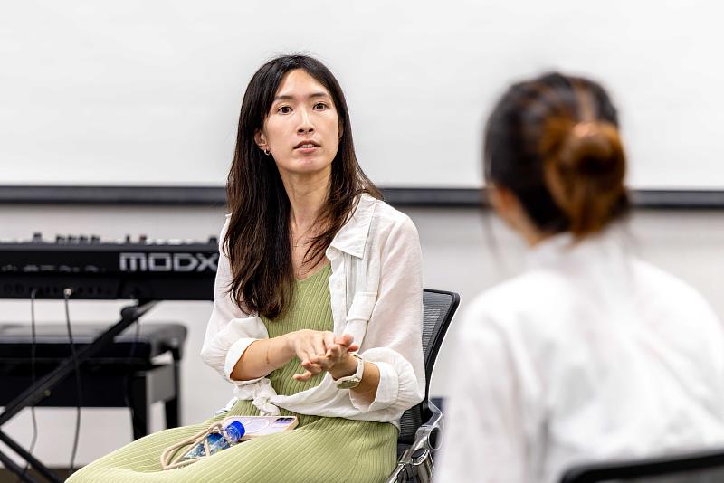 臺美認證音樂治療師郭璟儀受邀擔任講師,分享音樂與樂齡共融實務經驗,探討音樂在高齡照護中的多元應用。