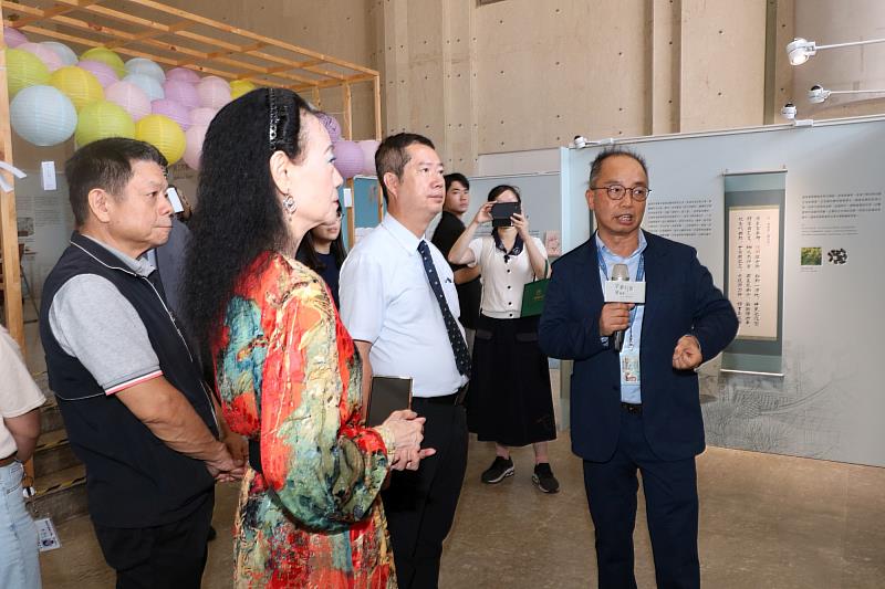 貴賓參觀展區,並由張文德副館長導覽解說。