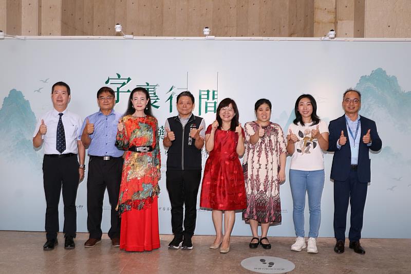 中國醫藥大學立夫中醫藥博物館「字裏行間尋醫藥-文學中醫藥特展」開幕活動特展蒞會貴賓開幕合影。
