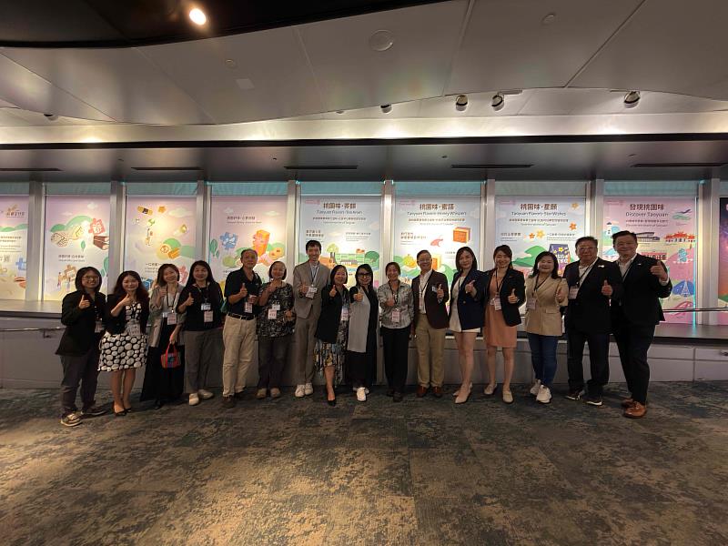 與會貴賓於星光廊道展示牆前合影，共同推廣桃園特色伴手禮。