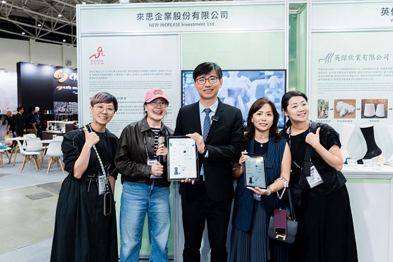 來思企業/利用3D數位工具開發男性瑜伽與機能運動服飾，強化碳排數據揭露能力，增加國際訂單。（紡拓會郭盈芬專委、來思企業吳美慧經理、產發署邱求慧署長、紡拓會江夏碧處長、紡拓會陳家儀副處長）