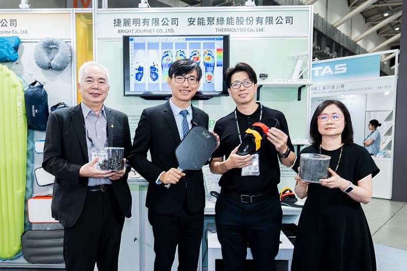 安能聚/利用微波熱裂解技術把廢棄的碳纖維回收再製碳纖維鞋墊、匹克球拍等產品。左起：產發署翁谷松組長、產發署邱求慧署長、安能聚洪維志副總、鞋技中心張舒藹副總。