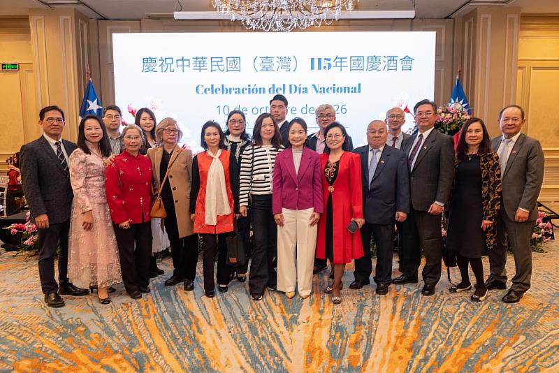 劉公使與智利僑民在115年國慶酒會活動合影。