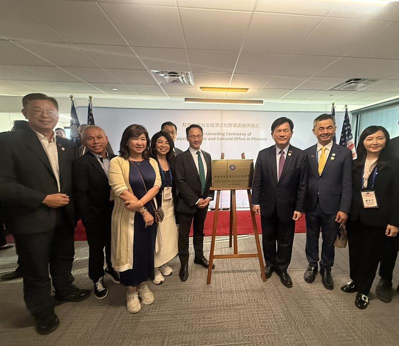 新創總會代表團出席「駐鳳凰城台北經濟文化辦事處揭牌儀式」，與外交部長林佳龍等貴賓合影，見證台美關係與在地交流的新里程。
