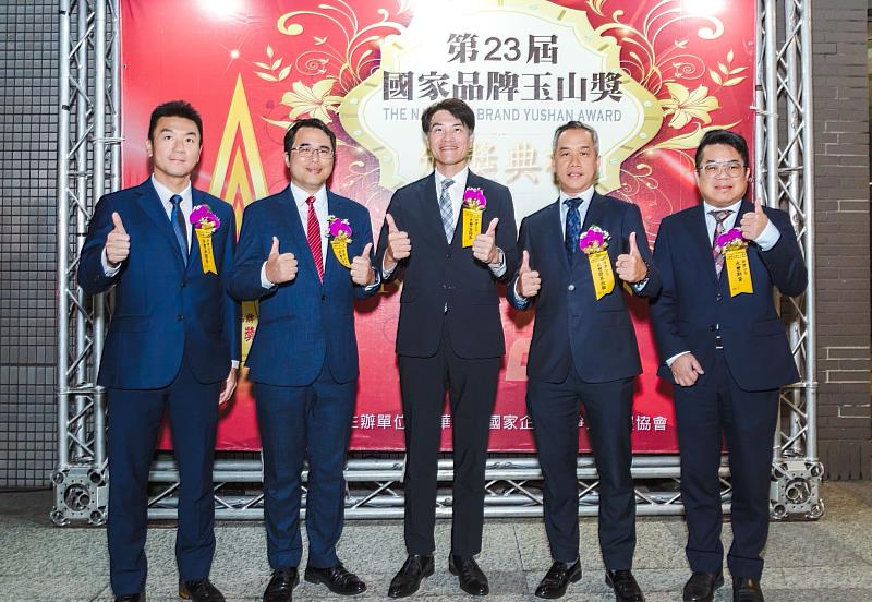 由永豐金證券數位經營部林揖舜協理(左起)、平台發展部莊俊賢協理、通路暨財富管理事業處洪榮杰副總經理,以及永豐投顧曾信凱副總經理、永豐期貨張嘉成副總經理代表領獎。