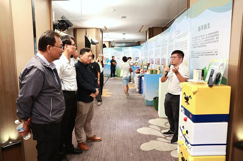 活動導覽展示臺東油芒開發的護髮精萃噴霧,呈現特色作物從原料到產品應用的加值成果。