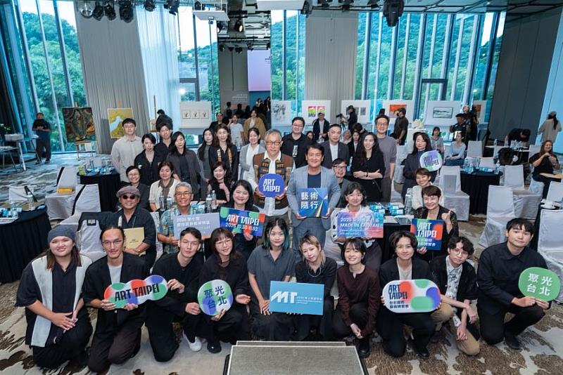 ART TAIPEI 2026 MIT新人推薦特區暨原住民族藝術特區記者會,全體大合照。