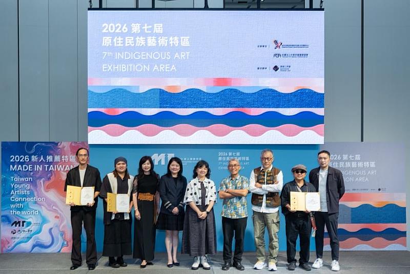 ART TAIPEI 2026原住民族藝術特區,媒合畫廊與藝術家合影。