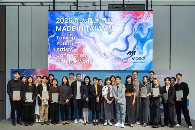 ART TAIPEI 2026 MIT新人推薦特區媒合畫廊與藝術家合影。