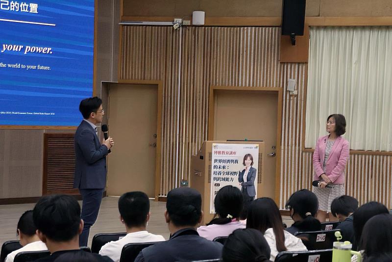 南大通識教育中心主任葉哲全與陳珮芬教授交流海外設廠議題，探討全球產業布局對臺灣經濟的影響。
