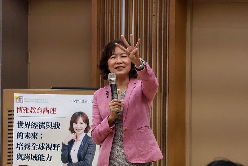 陳珮芬教授於南大解析GDP由消費、投資、政府支出及淨出口組成,引導學生掌握世界經濟運作脈絡。
