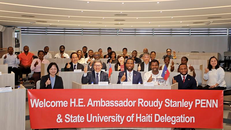 中國醫藥大學與海地共和國駐臺大使潘恩（H.E. Ambassador Roudy Stanley Penn）等高等教育代表團合影。