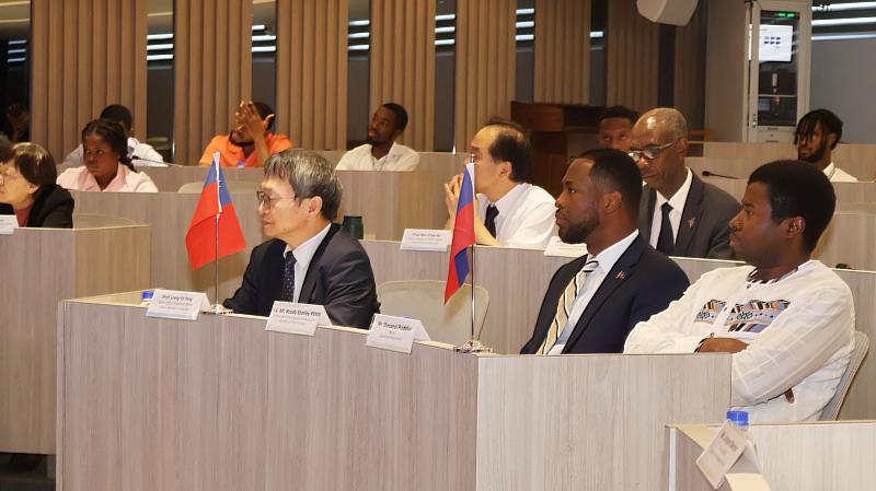 中國醫藥大學國際長楊良友教授（左）與海地共和國駐臺大使潘恩（中）率領教育代表團進行座談交流。