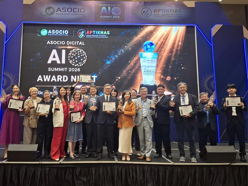 臺灣數位AI實力閃耀國際！2026年臺灣勇奪ASOCIO 12項大獎，獲獎代表共同合影。