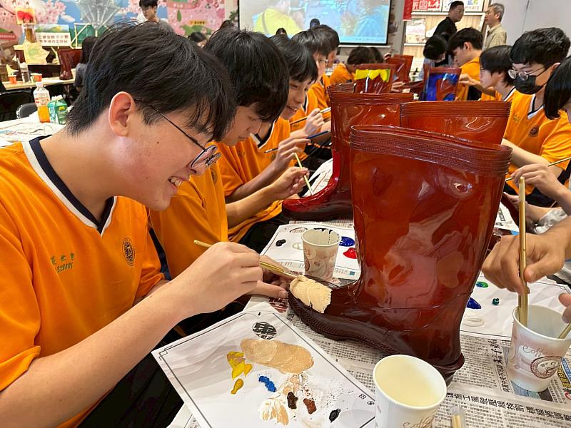 兩校學生完成一系列彩繪雨鞋裝置,作品長期展示於三芝故事館文化長廊,讓遊客從作品認識三芝地方特色,也看見循環經濟的實踐成果。