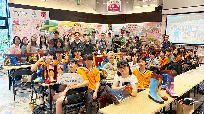 文化大學與瑞芳高工學生共同進行雨鞋彩繪實作，將三芝梯田、海岸等在地意象融入設計，讓日常物件轉化為永續創作。