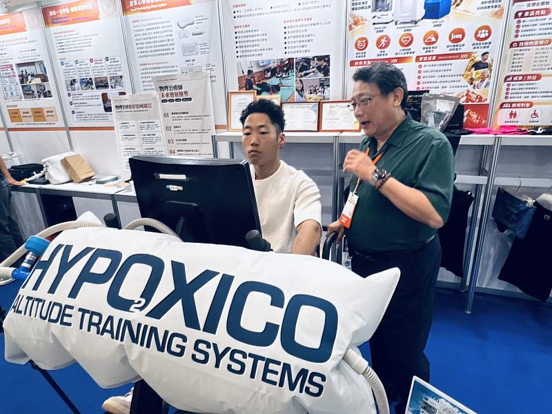 T-SoX離心車訓練結合Hypoxico常壓低氧系統，在專業監測與人員引導下，呈現模擬高地環境的運動應用，拓展運動研究與體能訓練方向。U.CR+穿戴式體感與感測技術則整合穿戴訊號及活動紀錄，協助現場人員掌握運動狀態，作為活動安排與數據管理的參考。