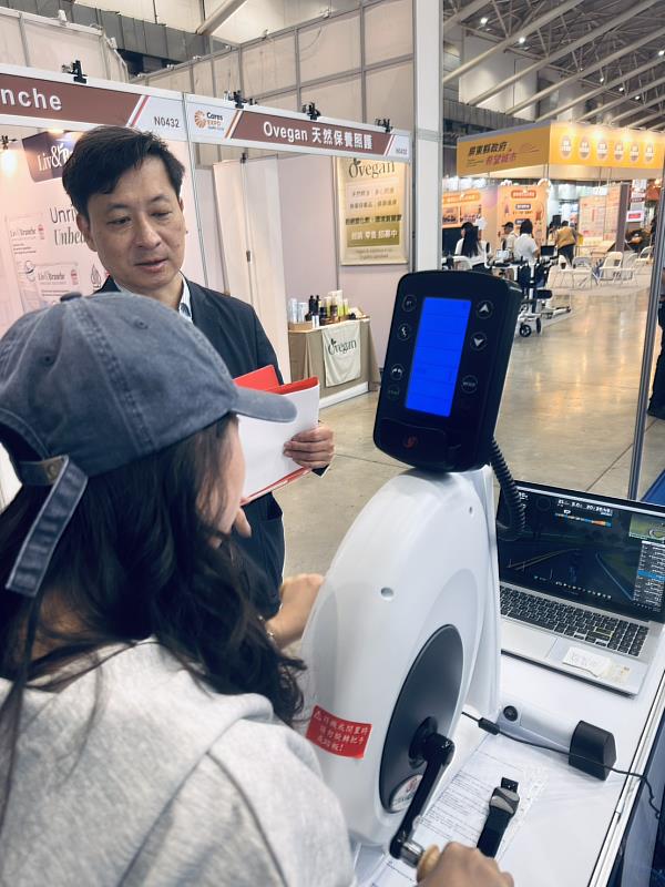 T-SoX展出的智慧手搖機具備正反轉功能，可依個人能力調整訓練設定。可與市上遊戲軟體互動，運動數據可上傳，虛擬整合與居家應用。