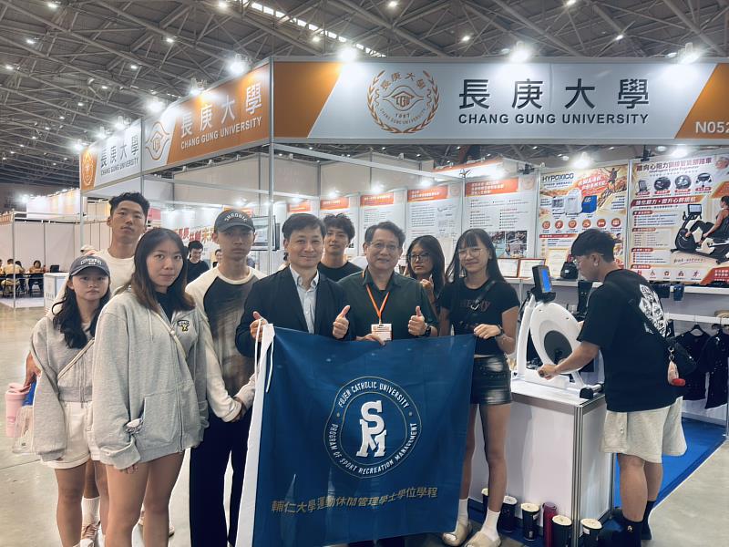 王鐘賢特聘教授教導輔大運管學程師生透過器材操作、互動體驗與系統展示，了解智慧運動科技在健康促進、場域營運及服務設計上的應用。