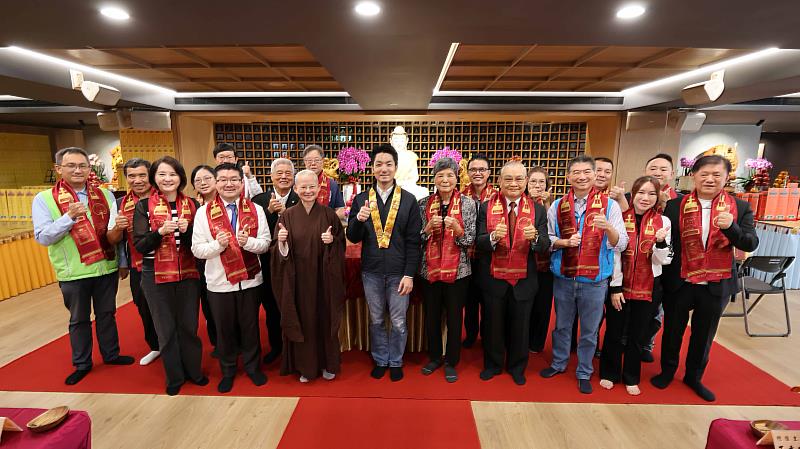 3、台北市民代和各界貴賓也到場供燈祈福,以善念與祝福為城市注入溫暖正向的能量。(靈鷲山佛教教團提供)
