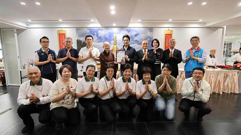 4、志工們齊心投入法會籌備,從布置壇城、施食供品,以恭敬心護持道場。(靈鷲山佛教教團提供)