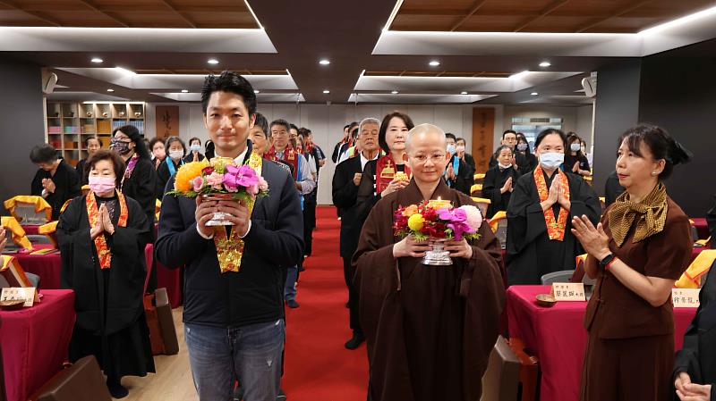 1、台北市長蔣萬安到場供燈祈福，為城市安定與人民平安祈願。（靈鷲山佛教教團提供）