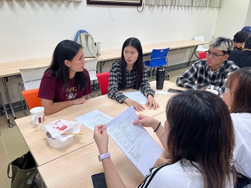 不同國籍學生各自分享校園生活。