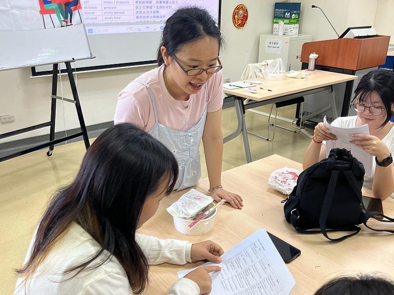 華語中心莊璽儒講師(中)說明活動內容。