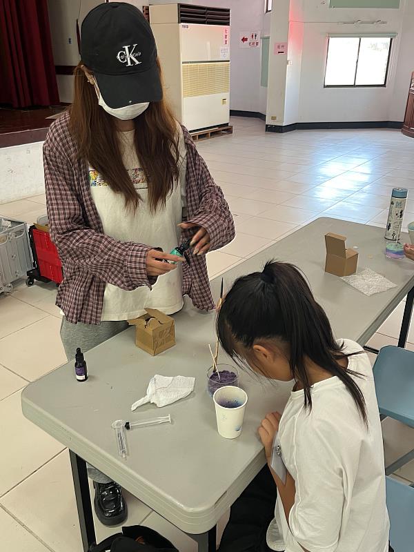 團隊成員協助活動進行，陪伴學童完成作品。