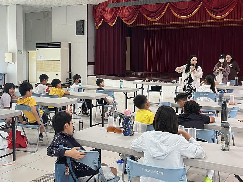 「生物製夢所」團隊與何若齊老師參與安定圖書館夏日FUN學營。