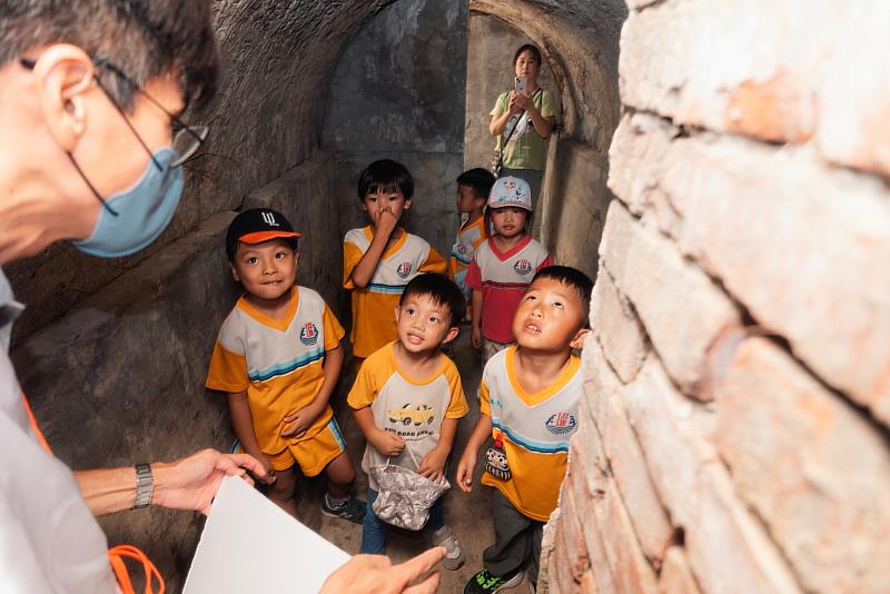 幼童在防空洞裡學習躲空襲警報的情景。