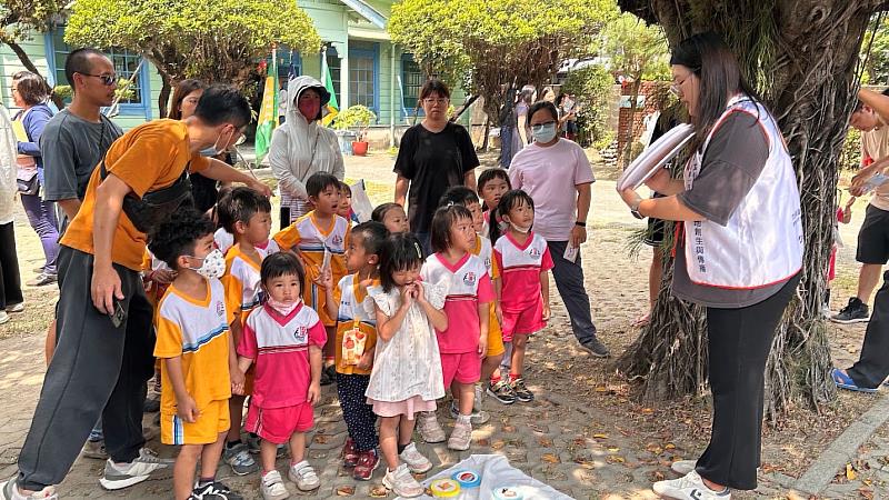南臺科大計畫團隊助理為幼兒生動解說海關業務與貨物查驗流程。