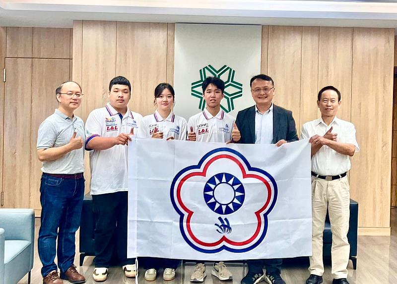 國手與校長、院長及指導老師合照。