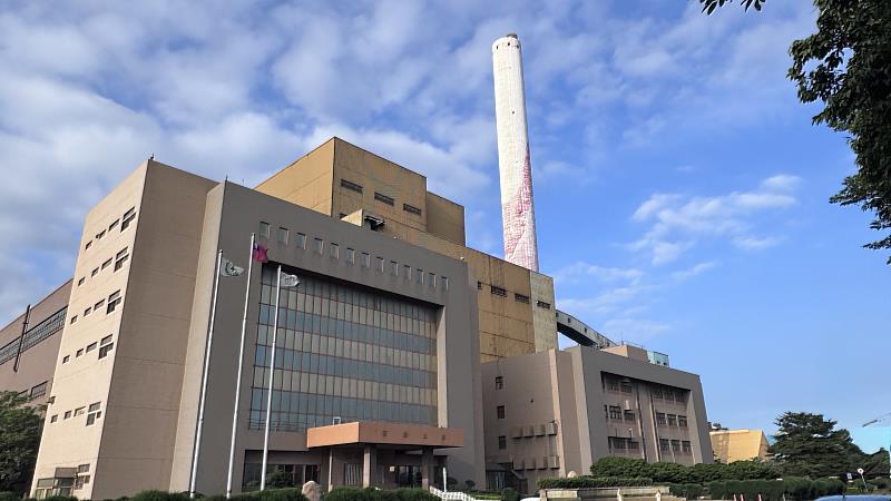 台中電廠燃煤1、2號機組告別供電行列,10月1日起正式除役並啟動拆除工程。