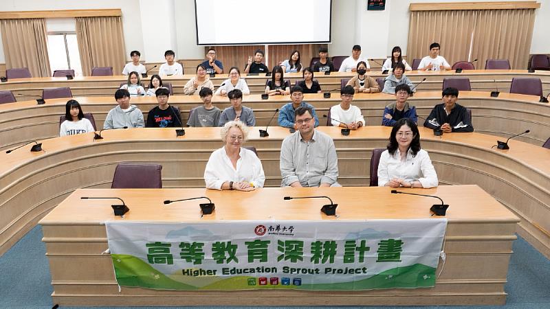 南華大學社科院深化國際學術交流，邀波蘭學者蒞校演講，探討民主價值傳播，現場大合照。