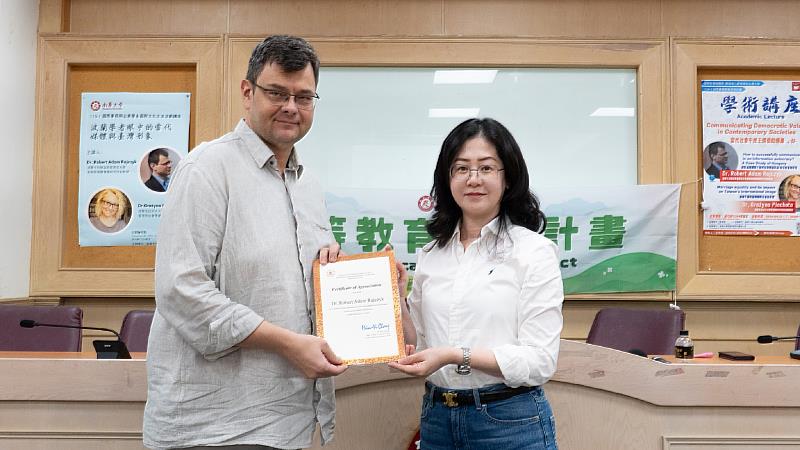 南華大學社科院深化國際學術交流，邀請波蘭西里西亞大學Robert Rajczyk教授（左）蒞校演講，張心怡院長（右）致贈感謝狀。