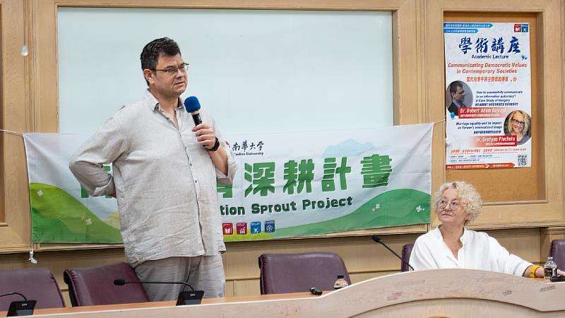 南華大學社科院深化國際學術交流，邀請波蘭西里西亞大學Robert Rajczyk教授蒞校演講，探討民主價值傳播。