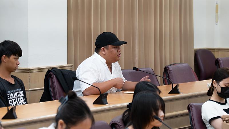 南華大學社科院深化國際學術交流，邀波蘭學者蒞校演講，探討民主價值傳播，學生提問。