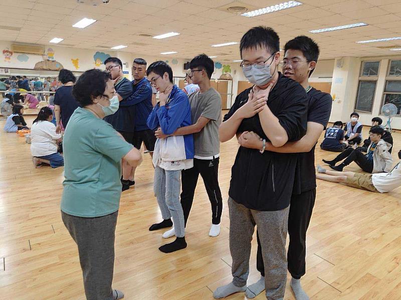 學生進行情境式急救演練,在講師指導下,實際操作異物梗塞處置及哈姆立克法,透過同儕互相練習,熟悉緊急狀況下的正確處置方式。