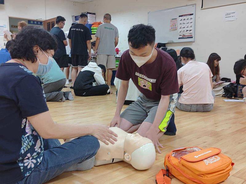 學生在講師個別指導下進行AED+CPR實作演練,從胸外按壓到AED操作逐步熟悉急救流程。