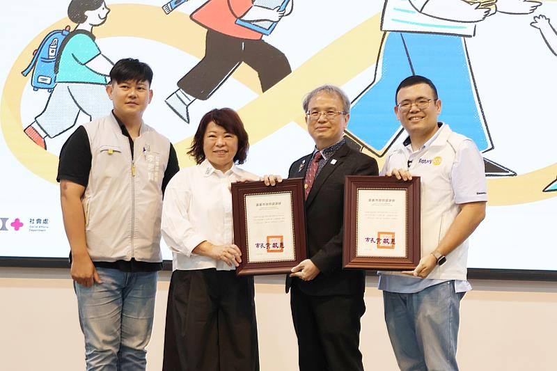 黃敏惠市長(左2)頒發感謝狀。