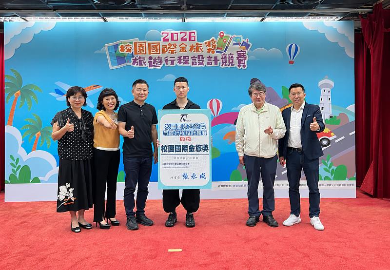 國民旅遊組「人之島．海的記憶」獲全國總冠軍獎，由龔書廷（左4）代表領獎。（圖／淡江大學提供）