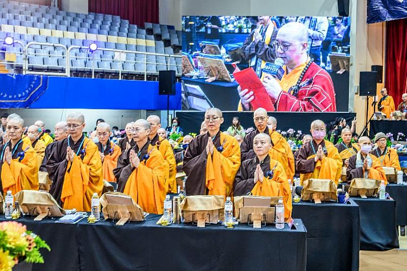 108位法師帶領持誦楞嚴經及楞嚴咒。