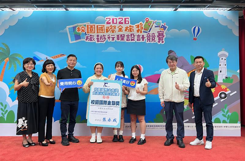 入境旅遊組「漫步東海岸，花現好時光」團隊成員陳瑞琪（左4）、鍾婷羽（左5）、陳玟卉（左6）接受全國總冠軍獎。（圖／淡江大學提供）